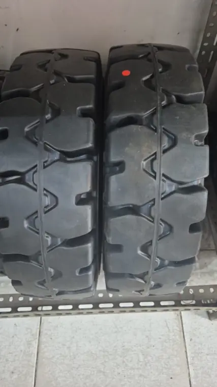 Ban solid untuk forklift