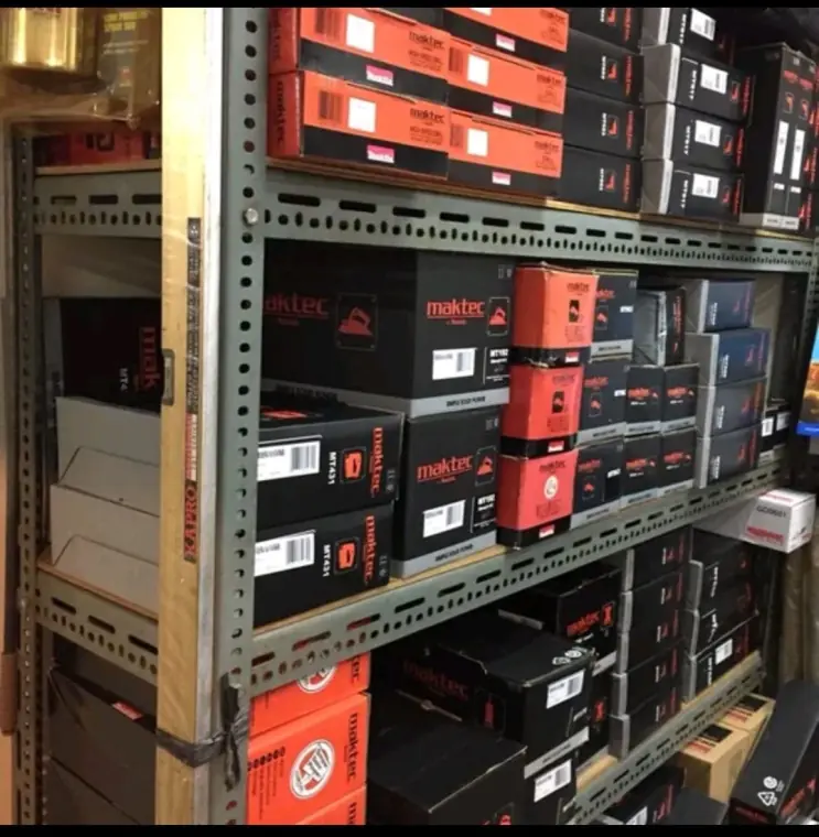 Rak berisi power tools Maktec by Makita